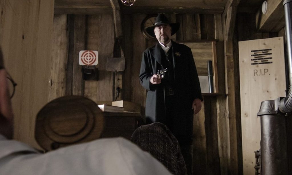 Sheriff in Schussposition